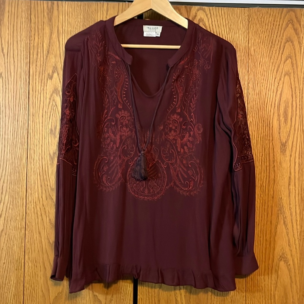 Women’s tunic style maroon blouse. Size XL